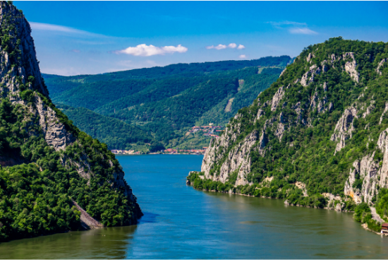Crucero fluvial explorando el Este del Danubio